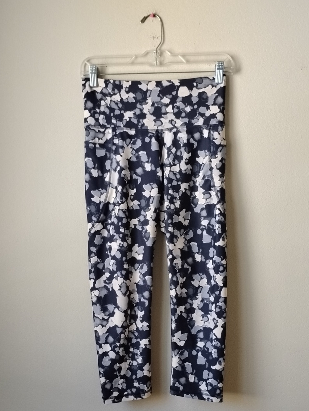 Old Navy Active Size M Navy & White Printed Cropped Leggings with Pockets